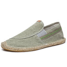 Grüner Espadrille-Slipper aus Leinen mit Jutebastsohle, ideal für Sommermode. Bequem, atmungsaktiv, nachhaltig. Perfekt für Freizeit und Strand.