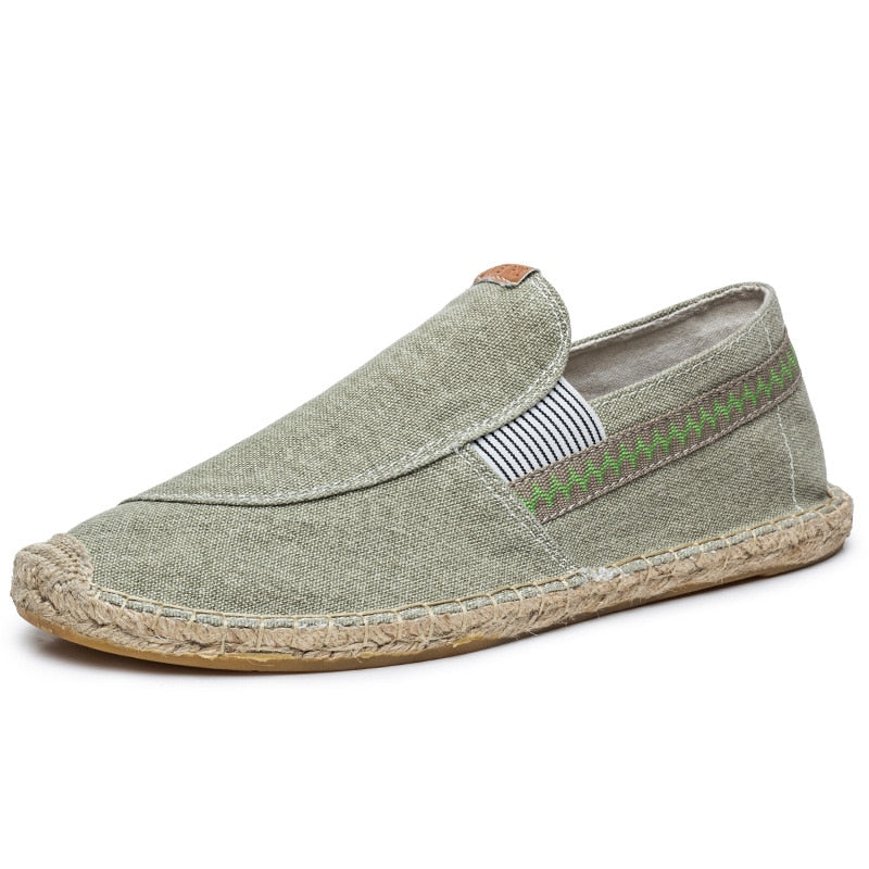 Grüner Espadrille-Slipper aus Leinen mit Jutebastsohle, ideal für Sommermode. Bequem, atmungsaktiv, nachhaltig. Perfekt für Freizeit und Strand.