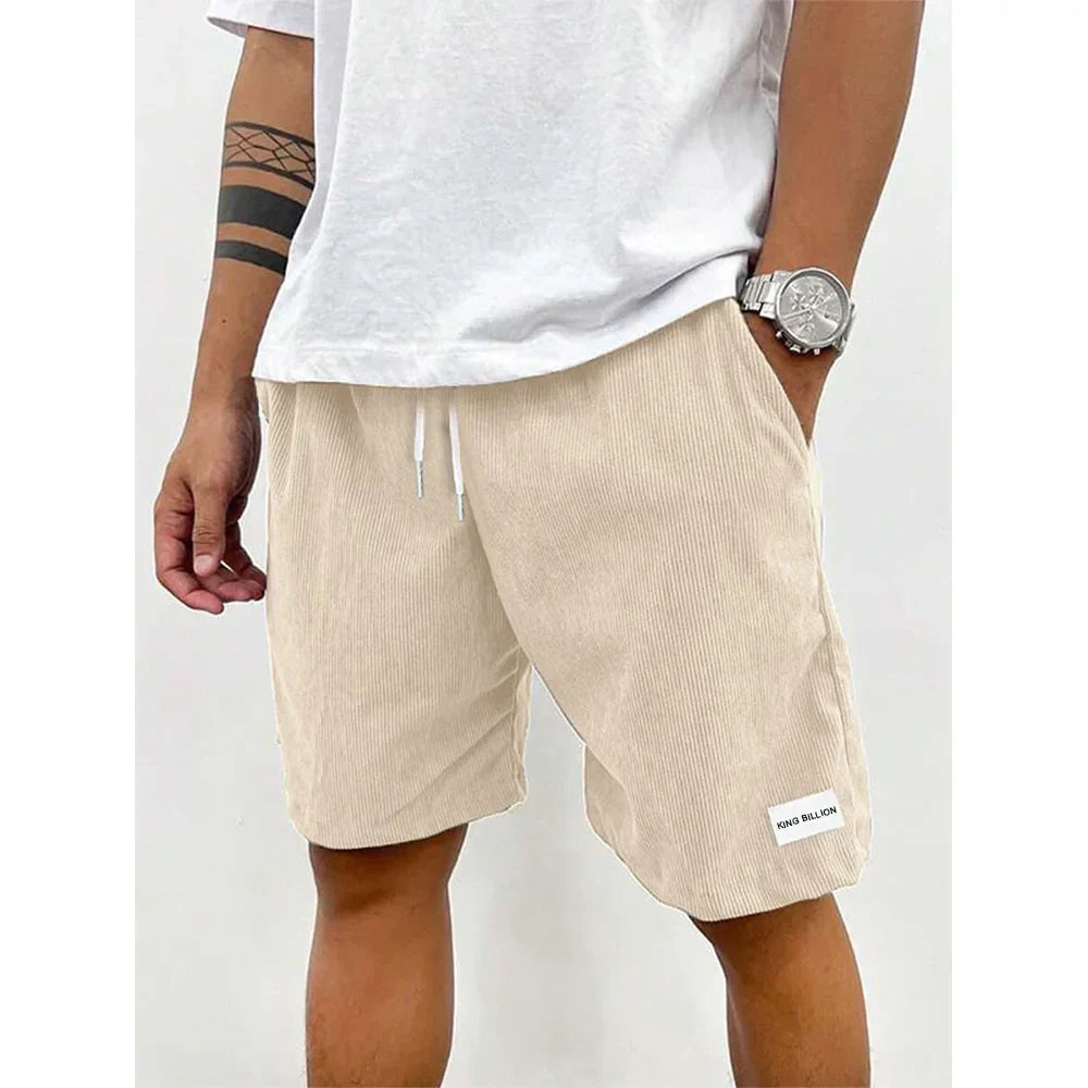 Mann in beigen Cordshorts und weißem T-Shirt, Armbanduhr, lässige Sommermode.