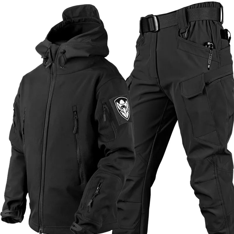 Taktische schwarze Softshell-Jacke und Hose, wasserabweisend, winddicht, ideal für Outdoor-Aktivitäten, mit mehreren Taschen und robustem Design.