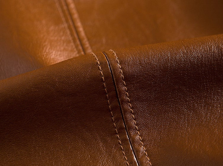 Nahaufnahme von hochwertigem braunem Leder mit feiner Naht. Perfekt für Möbel, Taschen und Accessoires. Robust, stilvoll und langlebig.
