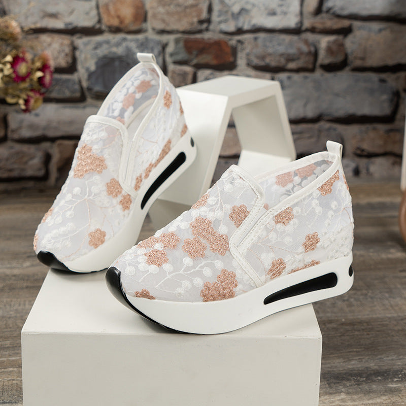 Weiße Damen-Sneaker mit Blumenmuster, Plateau-Sohle und modernem Design. Perfekt für Frühling und Sommer. Bequeme Freizeitschuhe.