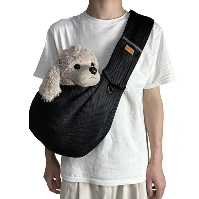 Person mit schwarzer Umhängetasche, trägt Plüschtier, weißes T-Shirt, modisches Accessoire.