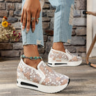 Damen-Sneaker mit Blumenmuster, Plateau-Sohle und Mesh-Design. Modische Freizeitschuhe, ideal für Frühling und Sommer. Bequem und stilvoll.