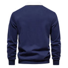 Dunkelblauer Herrenpullover mit weißem Kragen, langärmelig, aus Baumwolle. Perfekt für Freizeit und Büro. Eleganter, klassischer Stil.