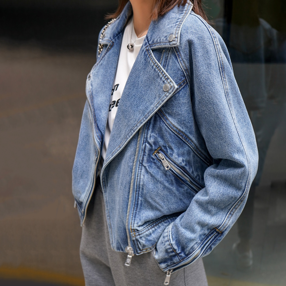 Damen-Jeansjacke im Biker-Stil, lässig und modisch, mit Reißverschlüssen und Nieten. Perfekt für trendige Streetwear-Looks.