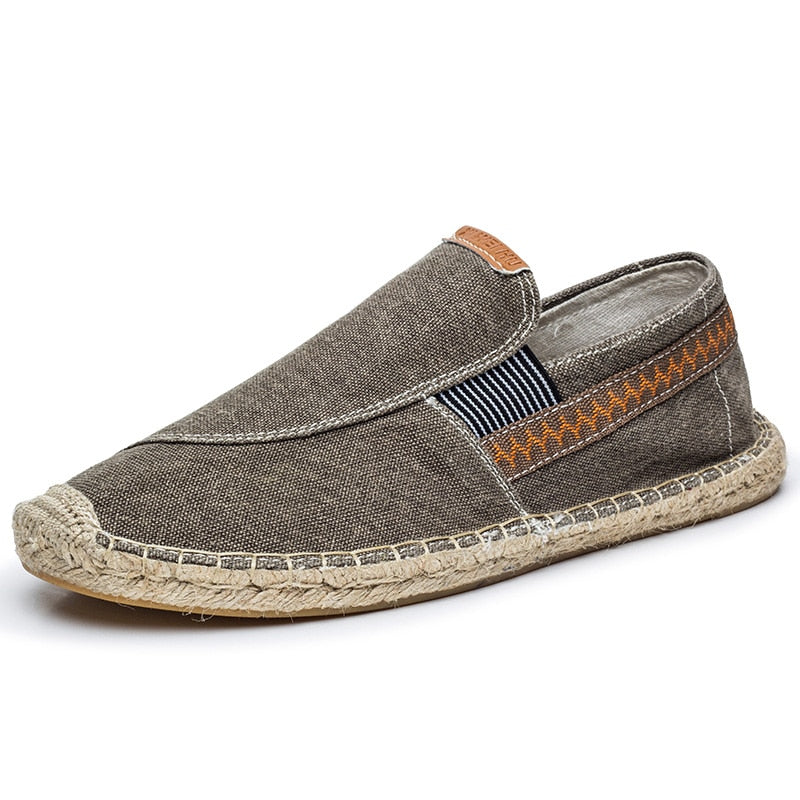 Herren-Espadrilles aus Leinen in Braun, mit Jutesohle und Ziernähten. Bequeme Sommerschuhe, ideal für Freizeit und Strand.
