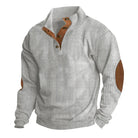 Grauer Herrenpullover mit Knopfleiste und braunen Ellbogen-Patches, ideal für Herbstmode. Bequemer Strickpullover, stilvoll und warm.
