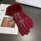 Damenhandschuhe aus rotem Leder mit Kunstpelzbesatz, elegant und warm, ideal für Wintermode. Perfekt als stilvolles Accessoire für kalte Tage.
