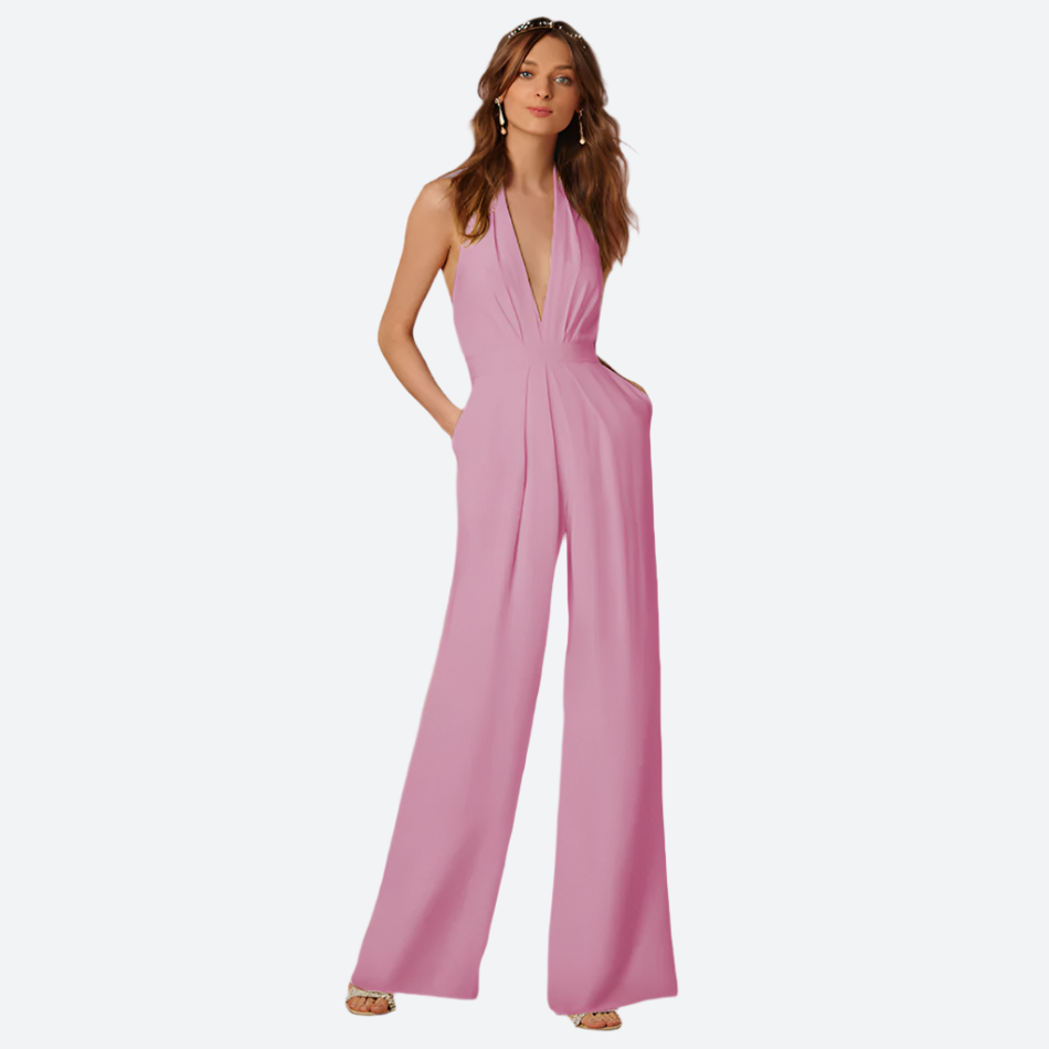 Frau in rosa Jumpsuit, ärmellos, elegantes Design, Mode, Abendkleidung, rosa Hintergrund.
