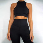 Schwarzes Sport-Set für Damen, bestehend aus ärmellosem Crop-Top und hoch taillierter Leggings. Ideal für Fitness, Yoga und Freizeit.