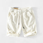 Weiße gestreifte Baumwollshorts mit Kordelzug, lässiger Sommerstil für Herren.