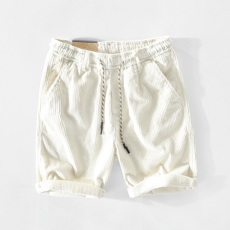 Weiße gestreifte Baumwollshorts mit Kordelzug, lässiger Sommerstil für Herren.