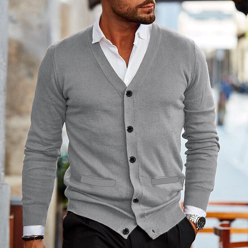 Eleganter grauer Herren-Cardigan mit Knopfleiste, kombiniert mit weißem Hemd. Perfekt für stilvolle, moderne Herbst- und Wintermode.