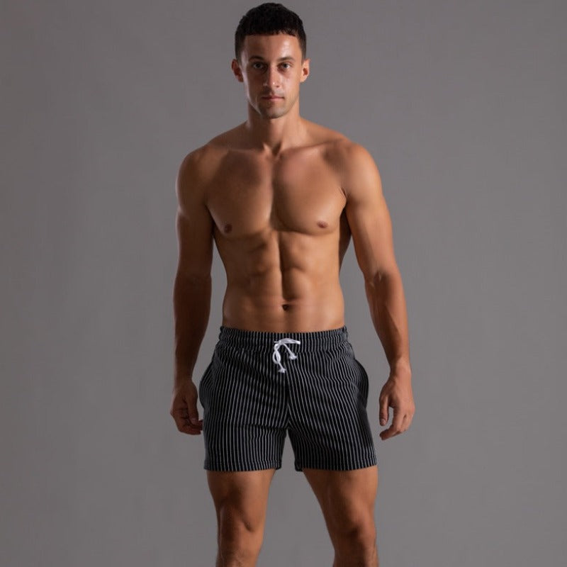 Herren-Badeshorts mit Streifenmuster, elastischem Bund und Kordelzug. Ideal für Strandmode und Sommertrends. Hochwertige Badebekleidung.