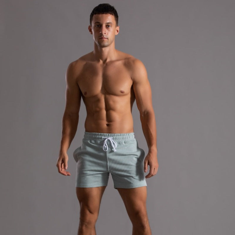 Herren-Badeshorts in Hellgrün, gestreift, elastischer Bund, ideal für Strand und Pool. Modische Badehose für Sommer und Sport.