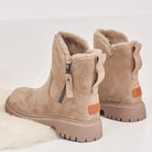 Beige Winterstiefel aus Wildleder mit Reißverschluss und Fellfutter, rutschfeste Sohle, ideal für kalte Tage. Damenmode, warme Stiefel.