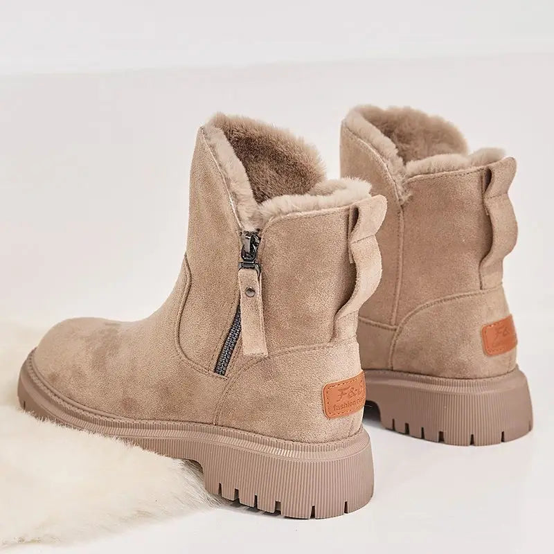 Beige Winterstiefel aus Wildleder mit Reißverschluss und Fellfutter, rutschfeste Sohle, ideal für kalte Tage. Damenmode, warme Stiefel.