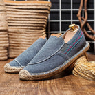 Herren-Espadrilles aus Denim mit geflochtener Sohle, ideal für Sommermode. Bequeme Freizeitschuhe, perfekt für Strand und Alltag.
