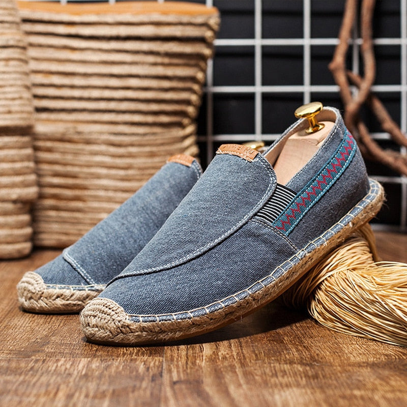 Herren-Espadrilles aus Denim mit geflochtener Sohle, ideal für Sommermode. Bequeme Freizeitschuhe, perfekt für Strand und Alltag.
