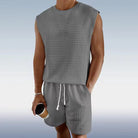 Graues Herren-Set aus Waffelstoff, ärmelloses Oberteil und Shorts, lässige Sommermode.