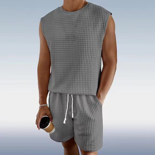 Graues Herren-Set aus Waffelstoff, ärmelloses Oberteil und Shorts, lässige Sommermode.