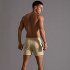 Herren-Shorts aus beigem, geripptem Stoff, ideal für Fitness und Freizeit. Atmungsaktiv, bequem und stilvoll für den modernen Mann.