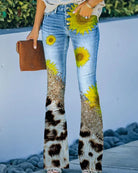 Damenjeans mit Sonnenblumen- und Kuhfell-Print, ausgestelltem Bein und hoher Taille. Modische, auffällige Hose für trendige Outfits.