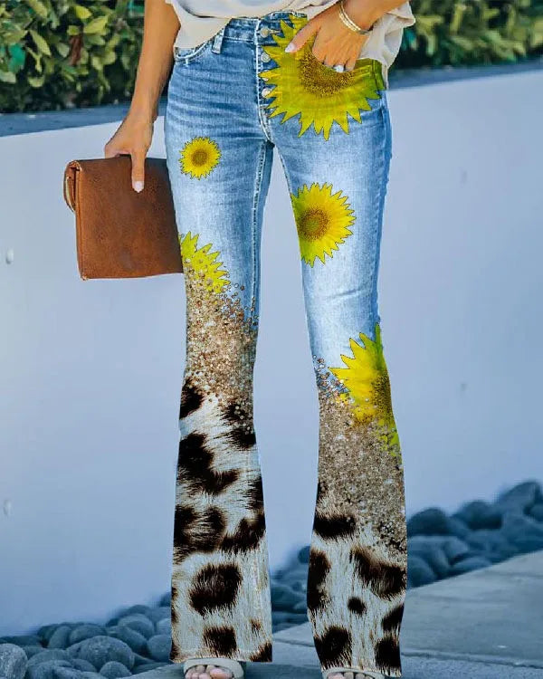 Damenjeans mit Sonnenblumen- und Kuhfell-Print, ausgestelltem Bein und hoher Taille. Modische, auffällige Hose für trendige Outfits.