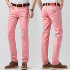 Herren Chinohose in Rosa, Slim Fit, aus Baumwolle. Perfekt für Freizeit und Büro. Stilvoll mit braunem Gürtel und Lederschuhen kombinierbar.