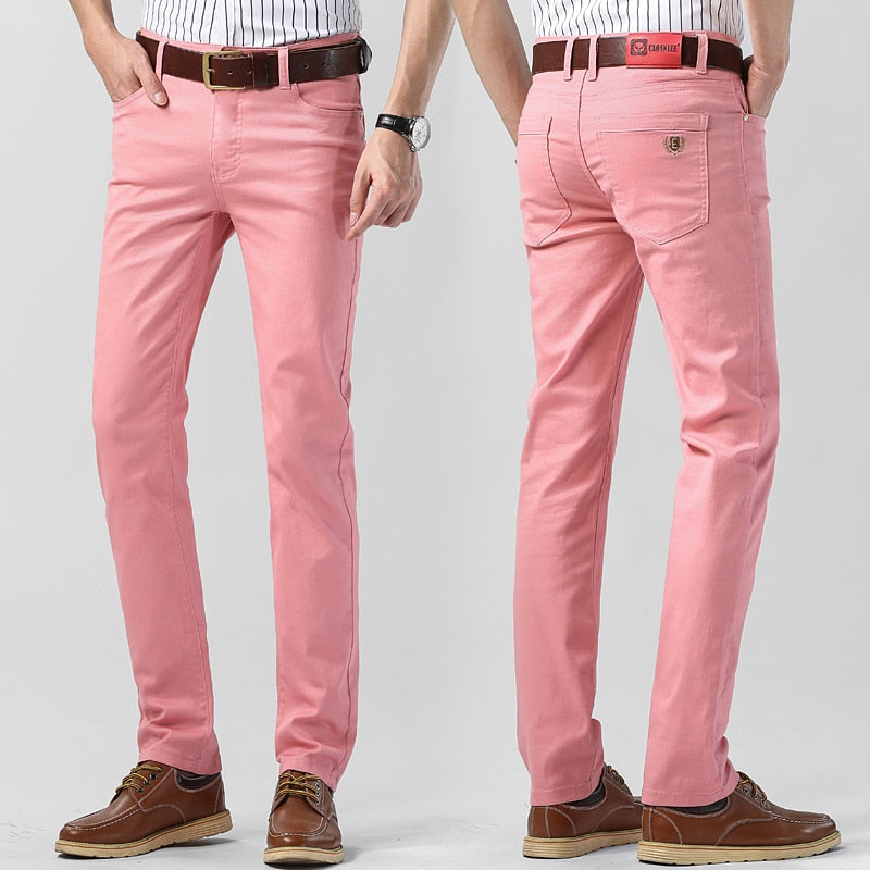 Herren Chinohose in Rosa, Slim Fit, aus Baumwolle. Perfekt für Freizeit und Büro. Stilvoll mit braunem Gürtel und Lederschuhen kombinierbar.