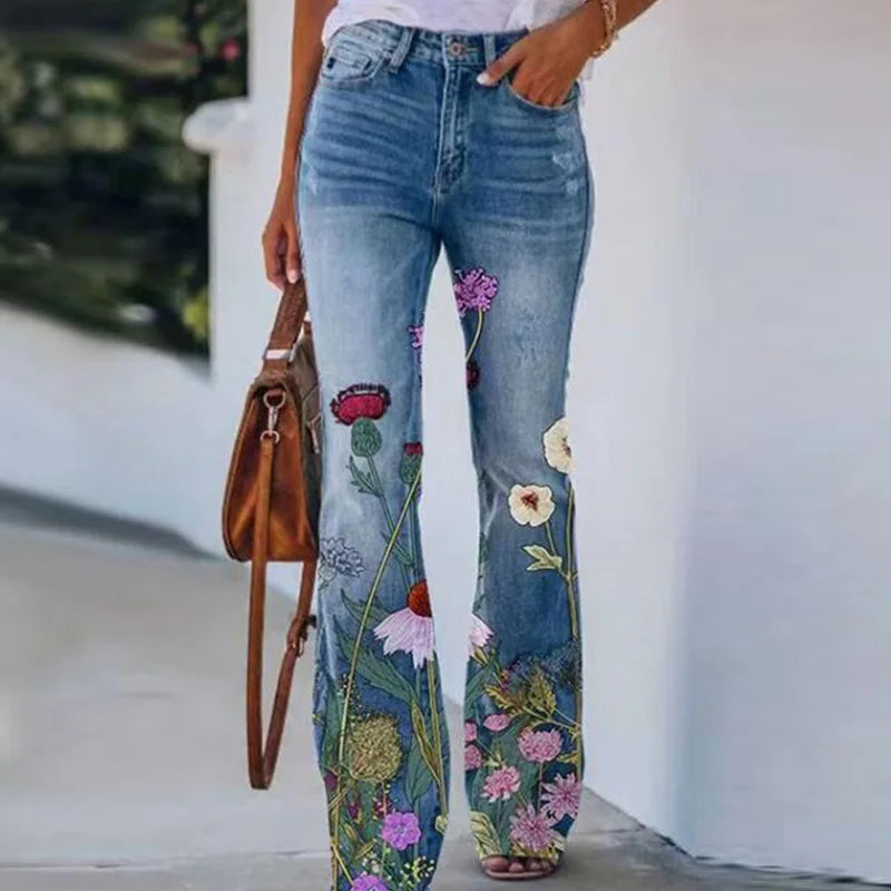 Damen-Jeans mit Blumenstickerei, ausgestellter Schnitt, modisch und vielseitig, ideal für Freizeitoutfits. Hochwertige Denim-Hose für stilvolle Looks.