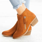 Damen Stiefeletten aus Wildleder in Cognacbraun mit Blockabsatz und Reißverschluss, ideal für Herbstmode und lässige Outfits.
