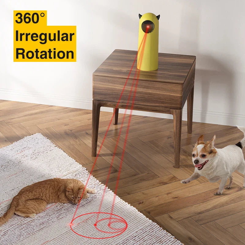 Gelbes Katzenlaser-Spielzeug mit 360°-Drehung auf Holztisch, roter Laserpunkt auf Teppich.