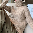 Beiger Strickpullover mit Zopfmuster, Rollkragen und bequemer Passform. Perfekt für Herbstmode, Damenbekleidung, stilvoll und warm.