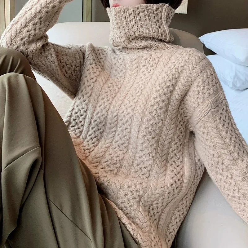 Beiger Strickpullover mit Zopfmuster, Rollkragen und bequemer Passform. Perfekt für Herbstmode, Damenbekleidung, stilvoll und warm.