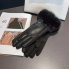 Elegante schwarze Lederhandschuhe mit Fellbesatz auf einem Tisch, neben einem Modekatalog und einer weißen Handtasche. Perfekt für Wintermode.