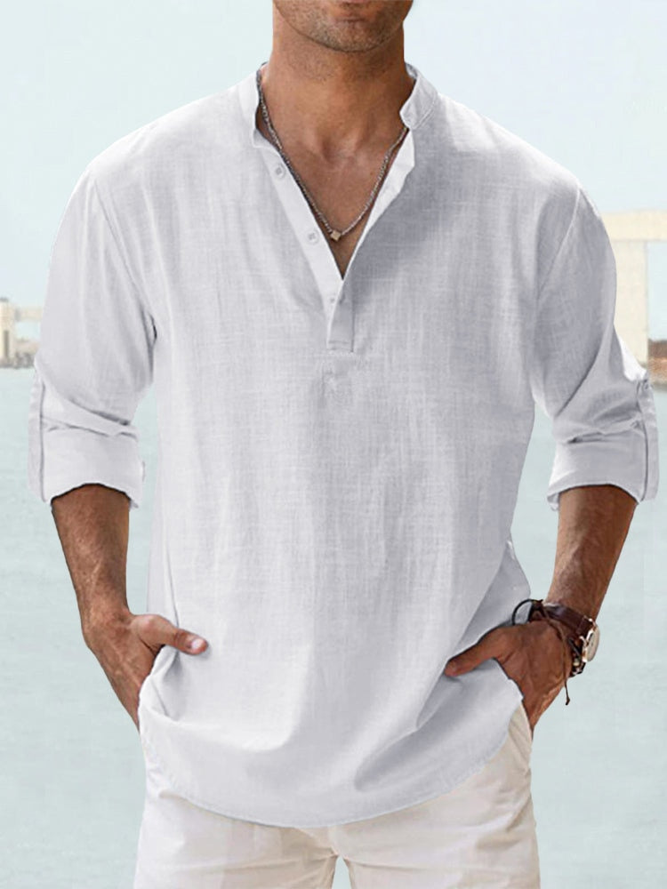 Herrenhemd aus Leinen in Weiß, lässig und atmungsaktiv, ideal für Sommermode. Perfekt für Strand- oder Freizeitoutfits.