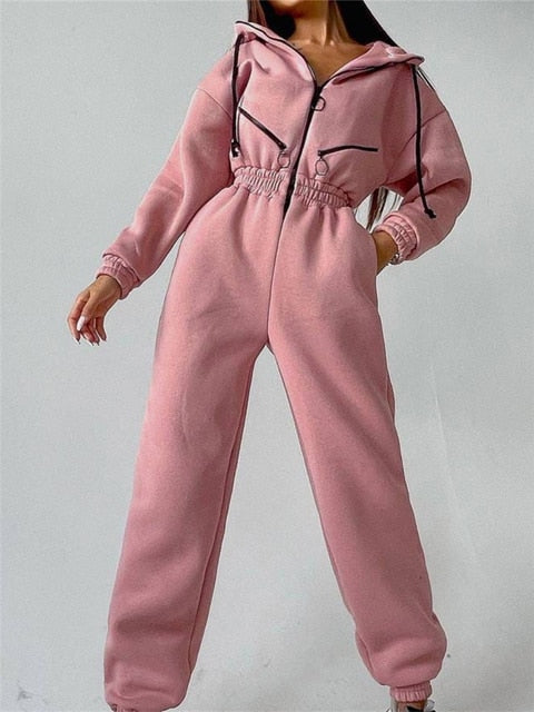 Rosa Damen-Jumpsuit mit Kapuze, elastischer Taille und Reißverschlusstaschen. Bequem, modisch, ideal für Freizeit und Sport.