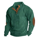 Grüner Herrenpullover aus Cord mit braunen Ellenbogen-Patches und Knopfleiste. Stilvoller, warmer Strickpullover für Herbst und Wintermode.