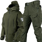 Taktische Outdoor-Jacke und Hose in Olivgrün, wasserabweisend, mit mehreren Taschen und robustem Design. Ideal für Wandern und Camping.