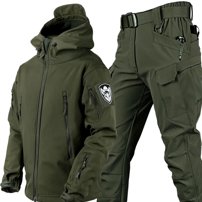 Taktische Outdoor-Jacke und Hose in Olivgrün, wasserabweisend, mit mehreren Taschen und robustem Design. Ideal für Wandern und Camping.