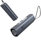 Tragbarer grauer Bluetooth-Lautsprecher, kabellos, kompakt, mit Trageschlaufe.