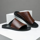 Braune Ledersandalen für Herren, minimalistisches Design, rutschfeste Sohle, bequem.