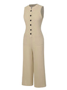 Ärmelloser Jumpsuit in Beige mit Knopfleiste und weitem Bein. Perfekt für Sommermode, Damenbekleidung, lässiger Stil, vielseitig kombinierbar.