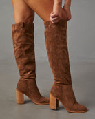 Damen Stiefel aus braunem Wildleder, kniehoch mit Blockabsatz. Perfekt für Herbstmode, stilvoll und bequem. Ideal für trendige Outfits.