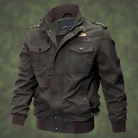 Herren-Armee-Jacke in Olivgrün mit Reißverschluss, Knöpfen und Schulterklappen. Perfekt für Outdoor-Aktivitäten und modische Freizeitkleidung.