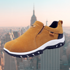 Herren-Sneaker in Braun vor New York Skyline, rutschfeste Sohle, bequemes Design, ideal für Outdoor-Aktivitäten. Perfekt für stilvolle Abenteuer.