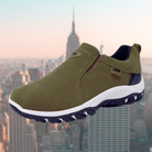 Grüner UKF-Sneaker vor Skyline, rutschfeste Sohle, atmungsaktiv, ideal für Outdoor-Aktivitäten. Perfekt für stilbewusste Abenteurer.