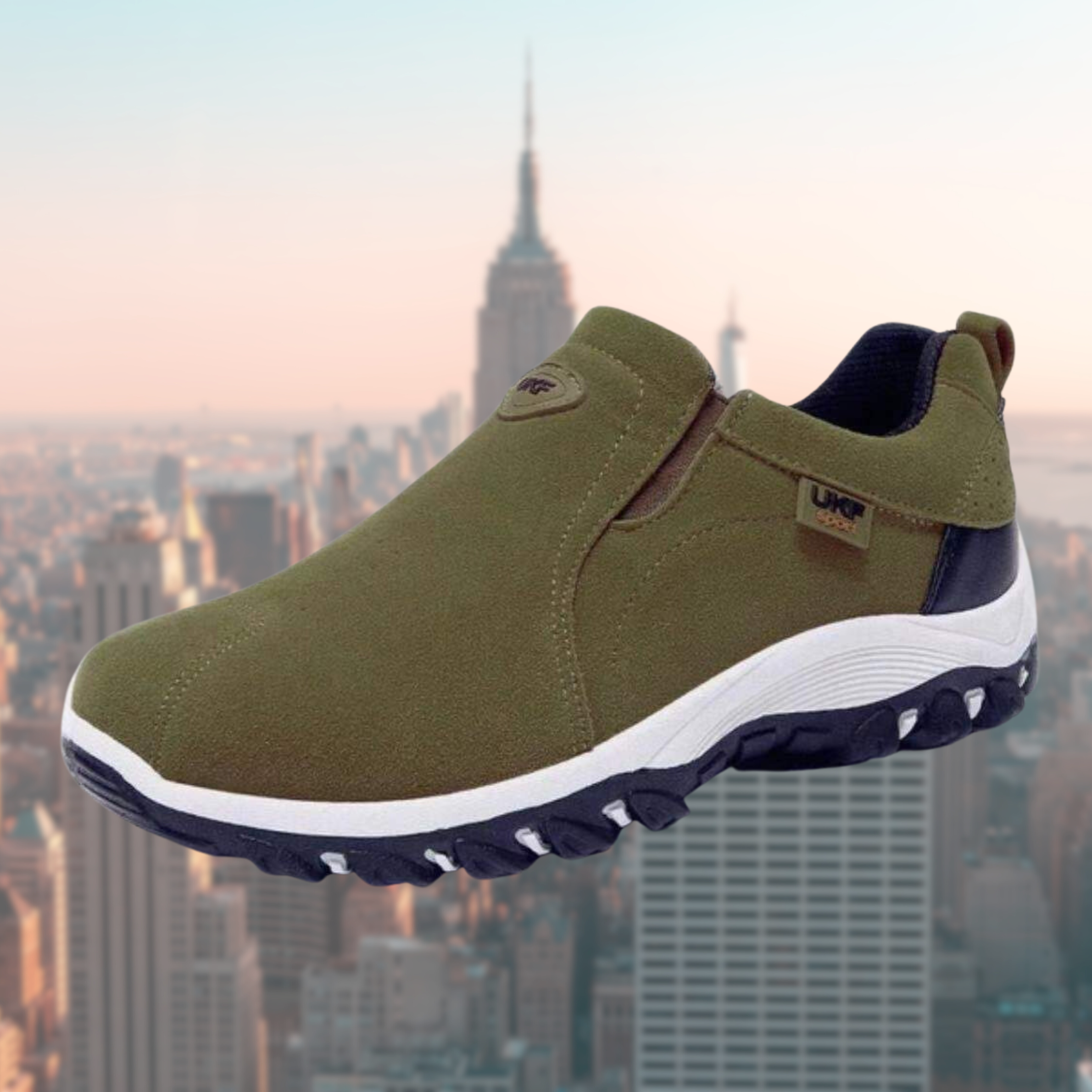 Grüner UKF-Sneaker vor Skyline, rutschfeste Sohle, atmungsaktiv, ideal für Outdoor-Aktivitäten. Perfekt für stilbewusste Abenteurer.